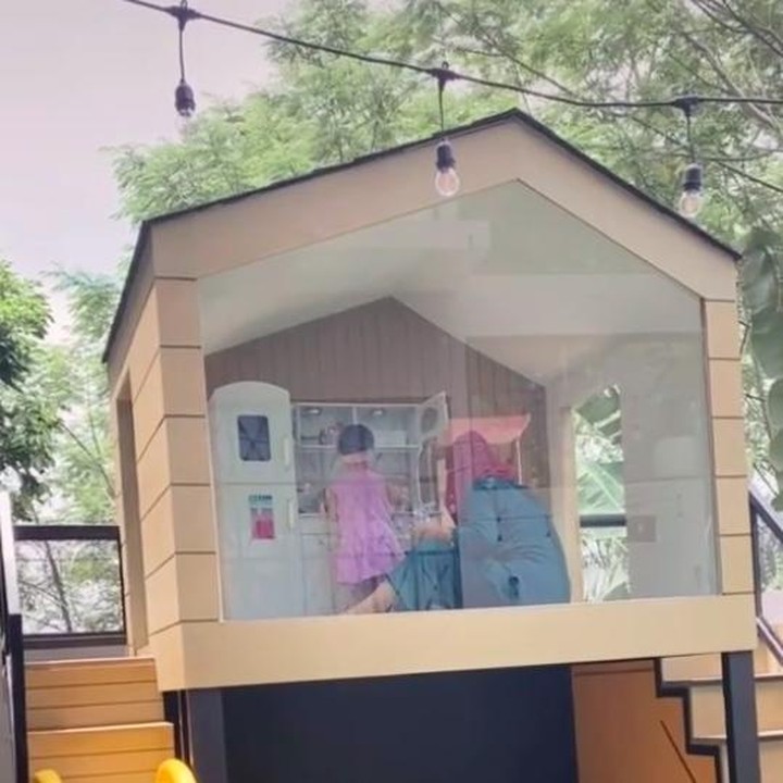 <p>Fitri Tropica baru saja membangun rumah-rumahan untuk putri semata wayangnya, Sada Amina Hanara. Rumah-rumahan ini dilengkapi beberapa permainan yang disukai buah hatinya, Bunda. (Foto: TikTok @fitropfitrop)</p>