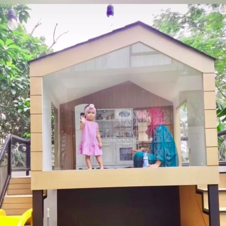 <p>Fitri Tropica membangun rumah mainan Sada di halaman rumah nih, Bunda. Rumah kecil ini memiliki seluncur atau 'perosotan' untuk bermain di outdoor. (Foto: TikTok @fitropfitrop)</p>