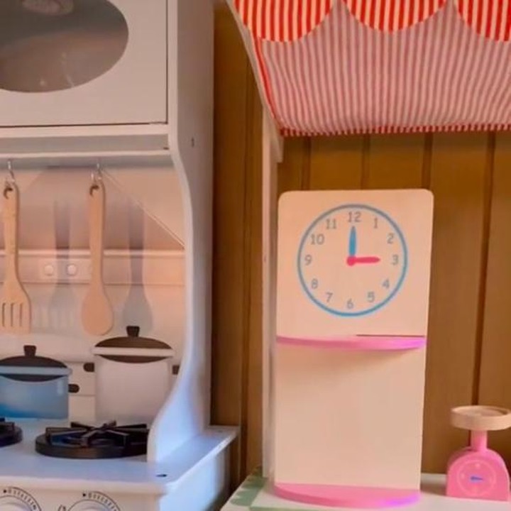 <p>Selain dapur yang dilengkapi kitchen set, ada juga supermarket kecil yang menjual kebutuhan sehari-hari dan buah-buahan. Sada bisa belajar jadi pembeli dan penjual dari permainan ini. (Foto: TikTok @fitropfitrop)</p>