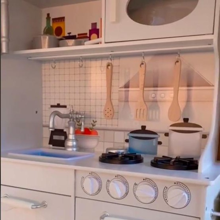 <p>Di dalam rumah-rumahan Sada, terdapat kitchen set lengkap lho. Peralatan memasak lengkap dan aman untuk Sada. (Foto: TikTok @fitropfitrop)</p>
