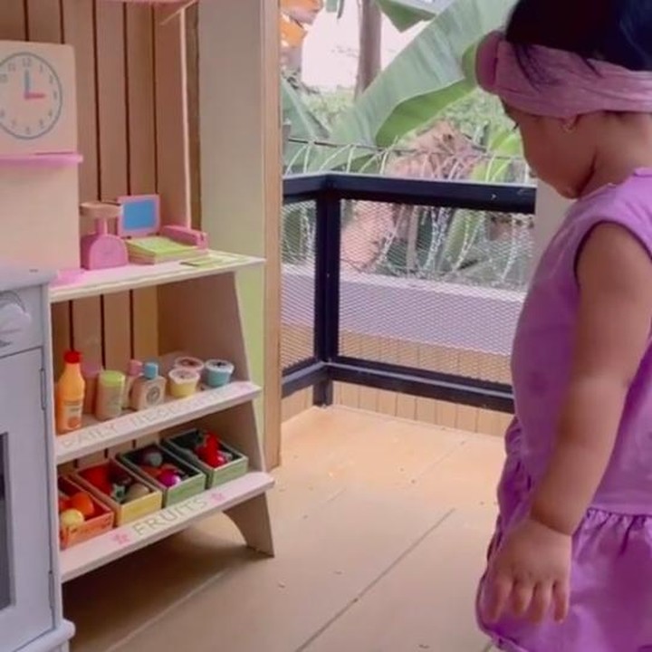 <p>Sada begitu senang diberikan kejutan rumah-rumahan ini. Bocah yang akan berusia 2 tahun itu tersenyum semringah saat masuk ke dalam rumah kecil miliknya. (Foto: TikTok @fitropfitrop)</p>