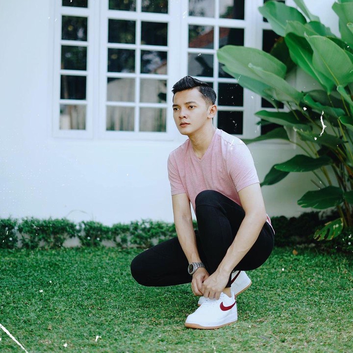 <p>Rumah Nella Kharisma dan Dory Harsa terlihat asri di bagian belakang. Mereka menghias taman rumah dengan rumput hijau. (Foto: Instagram @nellakharisma & @doryharsa)</p>