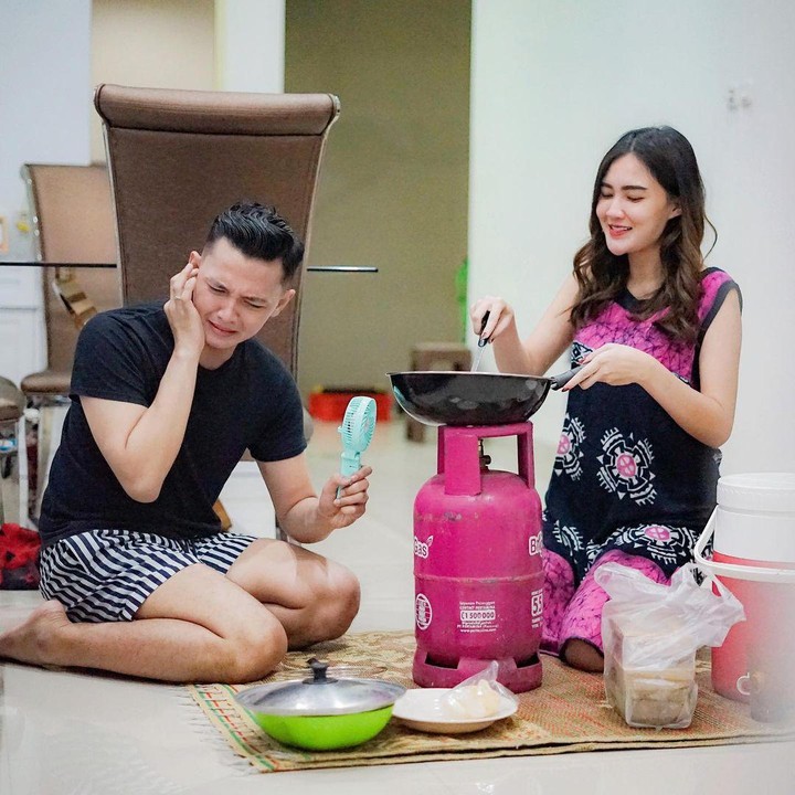 <p>Di sela-sela kesibukan, Nella Kharisma dan Dory Harsa juga sering melakukan aktivitas di rumah saja. Salah satunya potret lucu mereka saat memasak ini, Bunda. (Foto: Instagram @nellakharisma & @doryharsa)</p>