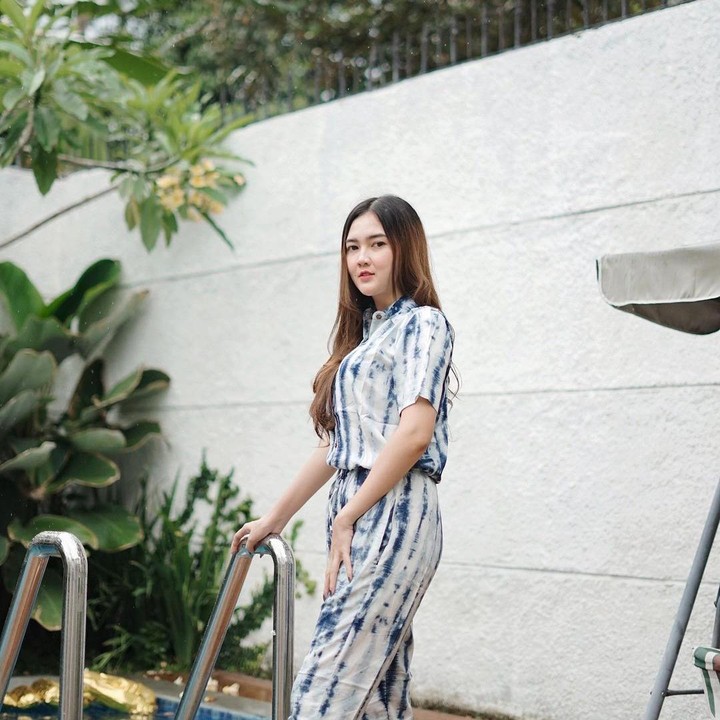 <p>Tak hanya itu, rumah Nella Kharisma dan Dory Harsa juga dilengkapi dengan kolam renang lho. Makin sejuk aja, nih! (Foto: Instagram @nellakharisma & @doryharsa)</p>