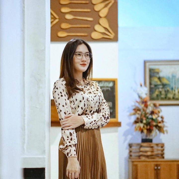 <p>Rumah minimalis Nella Kharisma terlihat elegan dengan dominasi warna putih. Pemakaian dekorasi dan furnitur berwarna coklat kayu membuat rumah mereka terlihat hangat. (Foto: Instagram @nellakharisma & @doryharsa)</p>