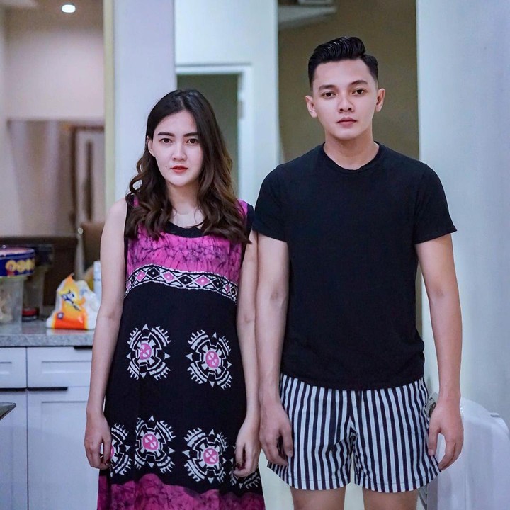 <p>Nella Kharisma hidup bahagia setelah menikah dengan Dory Harsa pada 15 Agustus 2020 lalu. Mereka tinggal di sebuah rumah sederhana, Bunda, bersama putri kecilnya, Gendhis. (Foto: Instagram @nellakharisma & @doryharsa)</p>