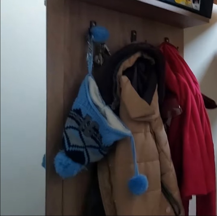 <p>Masuk ke dalam rumah, yang pertama dilihat adalah gantungan seperti berikut. Ini berfungsi untuk menyimpan pakaian luar atau jaket yang dipakai saat berada di luar rumah. Jadi ketika masuk dan berada dalam suhu ruangan yang hangat, pakaian tersebut bisa dilepas. (Foto: YouTube: Mama Efe-Mida )</p>
