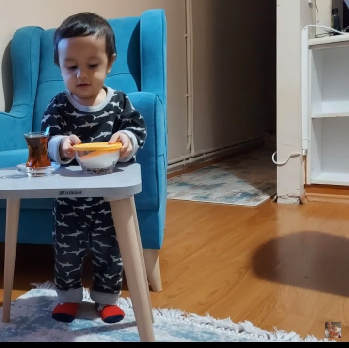 <p>Selanjutnya, keluarga Mama Efe ungkap bahwa rumahnya tak miliki meja di ruang utama. Mereka hanya punya beberapa meja kecil seperti berikut, yang akan dikeluarkan jika sedang dibutuhkan. (Foto: YouTube: Mama Efe-Mida Sembiring)</p>
