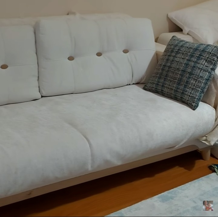 <p>Selanjut soal sofa, Bunda. Rata-rata sofa di sana dipakaikan <em>cover</em> agar mudah dibersihkan. Selain itu, Mama Efe juga ungkap bahwa sofa tersebut juga bisa diubah menjadi kasur dengan mengatur senderannya. (Foto: YouTube: Mama Efe-Mida Sembiring)</p>