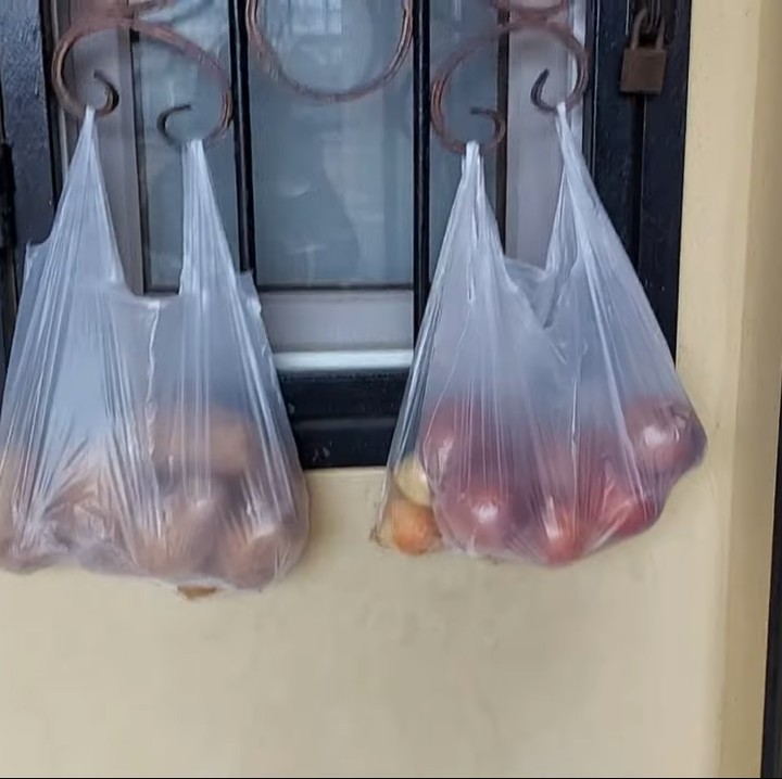 <p>Turki diketahui memiliki 4 musim berbeda, Bunda. Sehingga tak heran jika warga di sana menyimpan bahan sayuran di luar rumah seperti ini. Katanya, ini bisa membuatnya menjadi lebih tahan lama dibanding dalam kulkas. (Foto: YouTube: Mama Efe-Mida Sembiring)</p>