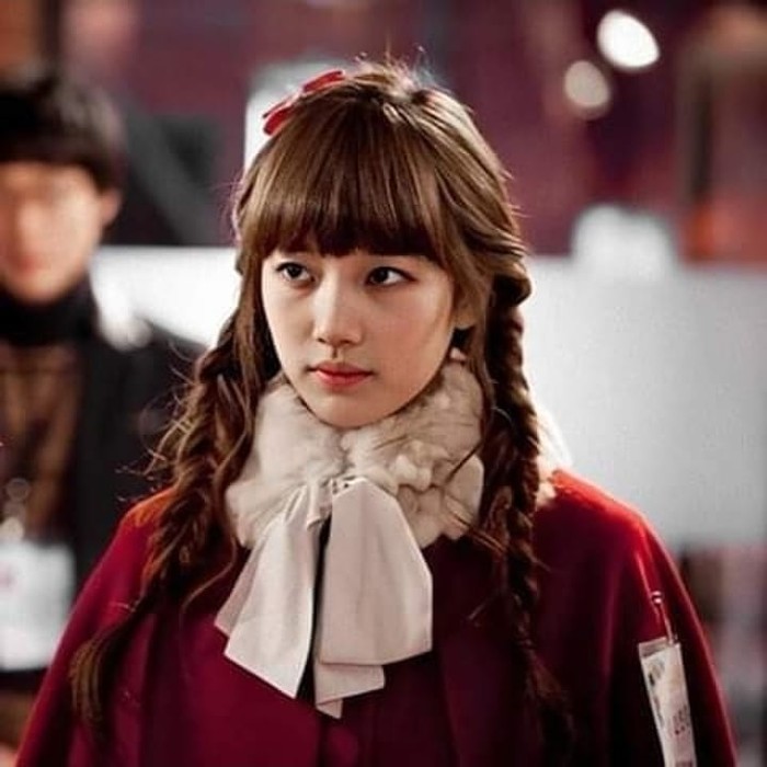 Selain menjadi anggota girl group K-Pop Miss A, nama Suzy juga makin melejit sebagai aktris. Namanya populer berkat karakter Go Hye Mi dalam drama Dream High./Foto: instagram.com/dreamhigh_official.15