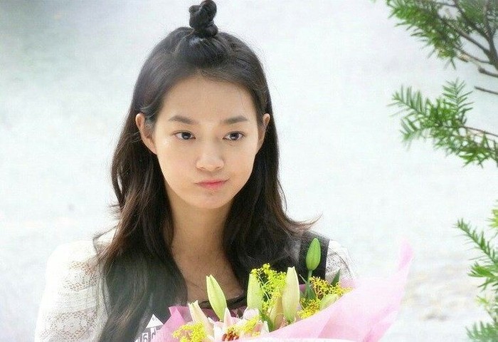 Jauh sebelum membintangi Hometown Cha Cha Cha, Shin Min Ah menjadi aktris Korea populer berkat perannya sebagai Gumiho. Ia beradu akting dengan Lee Seung Gi di drama My Girlfriend is Gumiho./Foto: instagram.com/shinminafans