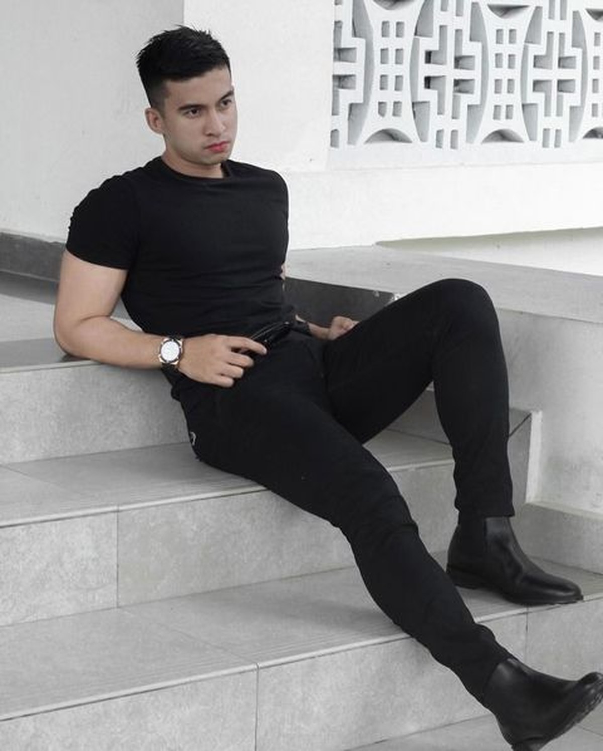 Seorang polisi viral di TikTok karena paras tampannya bak model mencuri perhatian&period; Yuk intip sosok Bripda Mustakim&excl;