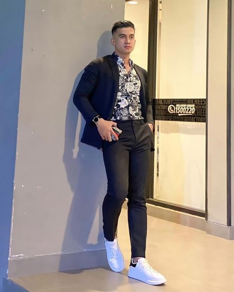 Sosok Bripda Mustakim Polisi yang Viral di TikTok, Tampan Bak Model! Seorang polisi viral di TikTok karena paras tampannya bak model mencuri perhatian. Yuk intip sosok Bripda Mustakim!