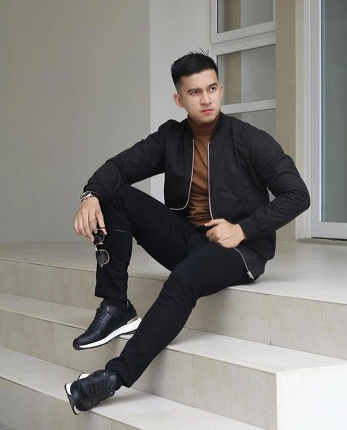 Seorang polisi viral di TikTok karena paras tampannya bak model mencuri perhatian&period; Yuk intip sosok Bripda Mustakim&excl;