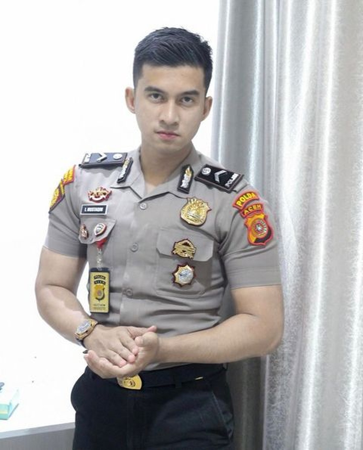 Seorang polisi viral di TikTok karena paras tampannya bak model mencuri perhatian&period; Yuk intip sosok Bripda Mustakim&excl;