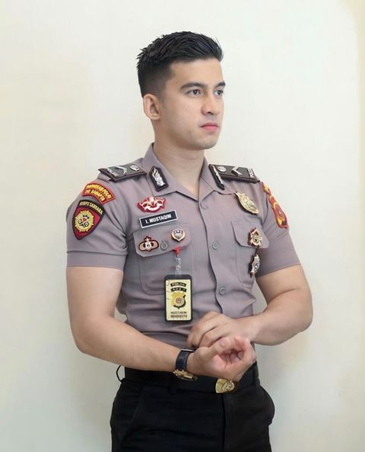 Seorang polisi viral di TikTok karena paras tampannya bak model mencuri perhatian&period; Yuk intip sosok Bripda Mustakim&excl;