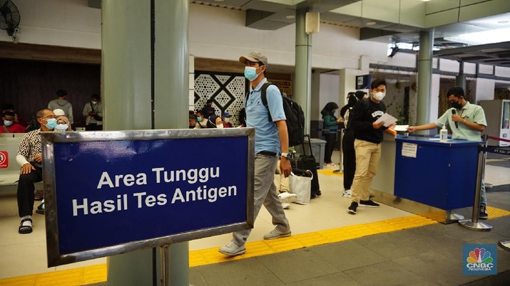 Calon penumpang kereta api melakukan pengambilan sempel rapid test antigen di Stasiun Pasar Senen, Jakarta, Jumat (24/9/2021). PT Kereta Api Indonesia (Persero) menerapkan tarif baru untuk layanan rapid test antigen di seluruh stasiun yang memiliki layanan antigen dari sebelumnya Rp 85.000 menjadi Rp 45.000 untuk setiap pemeriksaan. Tarif baru ini berlaku mulai hari ini 24 September 2021. Dengan berlakunya kebijakan tersebut juga diterapkan untuk area Daop 1 Jakarta. Adapun Stasiun yang memiliki layanan antigen seperti Gambir, Pasar Senen, Bekasi, Cikampek dan Karawang akan mulai menerapkan layanan Antigen dengan tarif 45 ribu mulai esok hari. (CNBC Indonesia/ Tri Susilo)