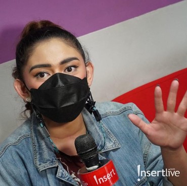 Unggah Potret Bareng Pria, Isu Thalita Latief Orang Ketiga Benar?