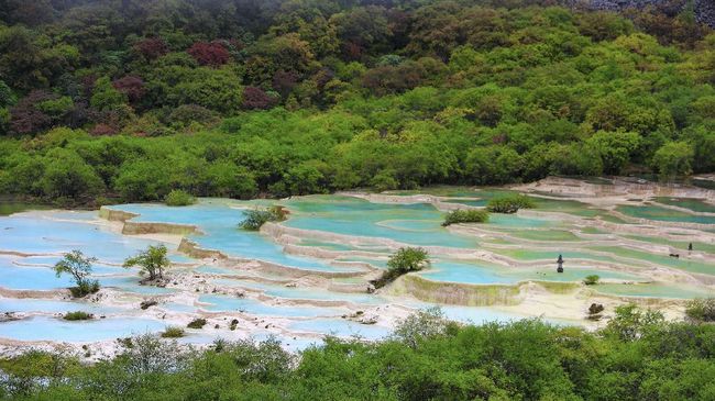 Di China, objek wisata alam yang menyandang sebutan "rumah peri" ialah Huanglong Scenic Area, kawasan danau yang dikelilingi pegunungan bersalju.