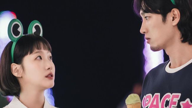 Kim Go-eun terlihat masih canggung dengan kencan buta pertamanya bersama Ahn Bo-hyun dalam Yumi's Cells. Hal itu terlihat di potongan episode 3 Yumi's Cells.