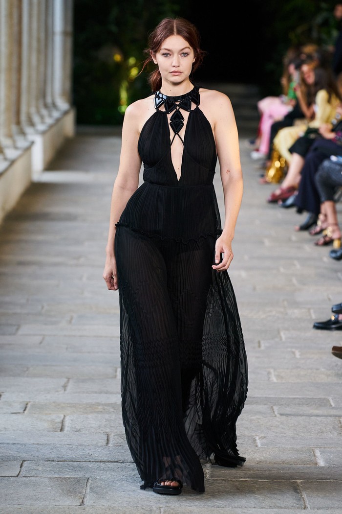 Kembali berjalan di Milan Fashion Week, Gigi langsung menjadi bintang penutup fashion show desainer Alberta Ferretti. Foto: livingly.com/IMAXtree