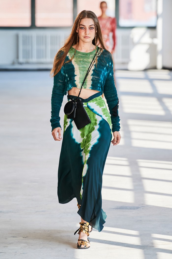 Ibu dari Khai ini tampil beda di fashion show Altuzarra di New York Fashion Week. Foto: livingly.com/IMAXtree