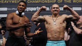 FOTO: Anthony Joshua vs Oleksandr Usyk Saling Hormat