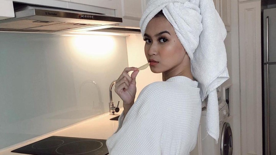 Asyiknya Gaya Safira Kaunang, Aspri Hotman Paris Saat Makan Kentang Goreng