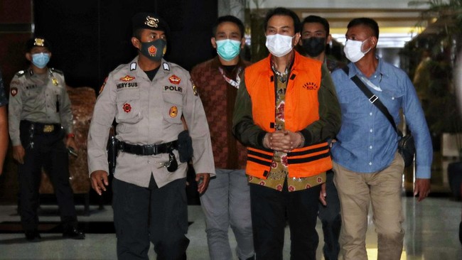 Dalam sidang di pengadilan tipikor terungkap bahwa eks Wakil Ketua DPR Azis Syamsuddin memiliki lebih dari satu orang pegangan di dalam KPK.