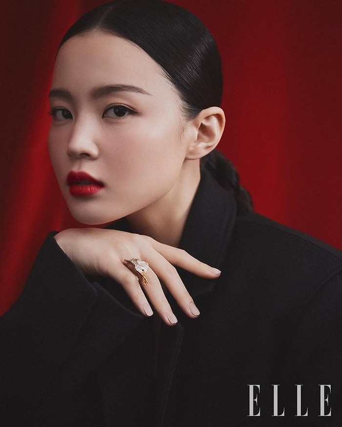 Begitu dirilis, single 'Red Lipstick' milik Lee Hi langsung menjadi populer di mana-mana. Walaupun Lee Hi punya image polos tapi Lee Hi tetap terlihat 'garang' dengan shade ikonik NARS Air Matte Lip Color, Dragon Girl. / foto: instagram.com/ellekorea