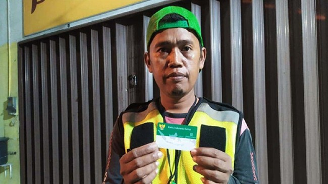 Seorang tukang parkir mendapatkan pelayanan dan obat yang baik dengan memiliki JKI-KIS.