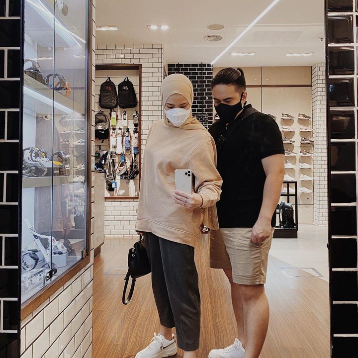 <p>Kehadiran anak tak mengurangi keromantisan mereka berdua lho, Bunda. Cynthia Ramlan dan suami kerap menyempatkan nge-date berdua dengan suami. Terlihat kompak ya, Bunda. (Foto: Instagram @cynthiaramlan)</p>