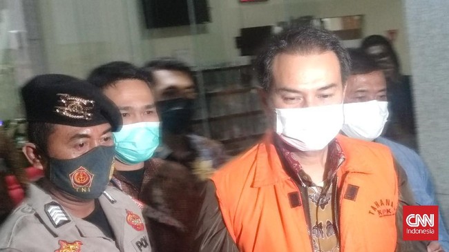 KPK menahan Wakil Ketua DPR Azis Syamsuddin usai ditetapkan sebagai tersangka suap penanganan perkara di Kabupaten Lampung Tengah.