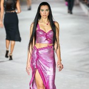 Dua Lipa Tampil Bersama Para Supermodel di Fashion Show Versace! Milan Fashion Week Makin Heboh
