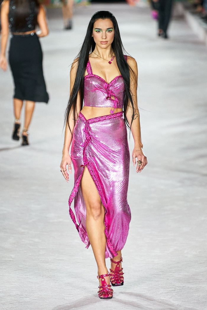 Pelantun 'New Rules' tersebut kembali tampil menutup fashion show dalam balutan bralette dan rok pink sequins. Foto: Alessandro Lucioni / Gorunway