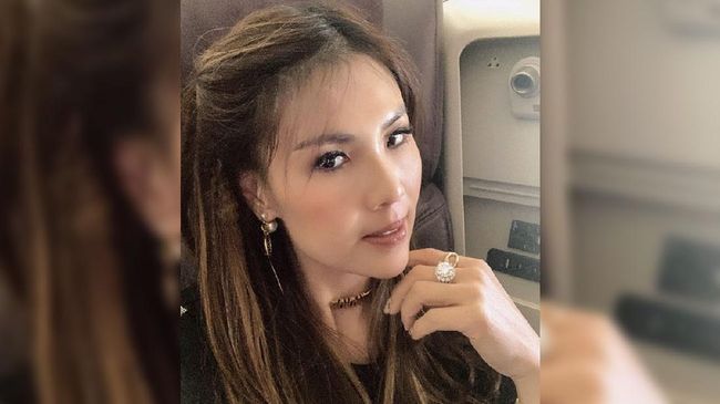 Helena Lim, Crazy Rich Pantai Indah Kapuk (PIK) mengganti pakaian sat menjalani pemotretan di tengah jalan Paris, Prancis.