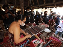 Mengenal Kain Gringsing, Kain Tenun Langka Khas Bali