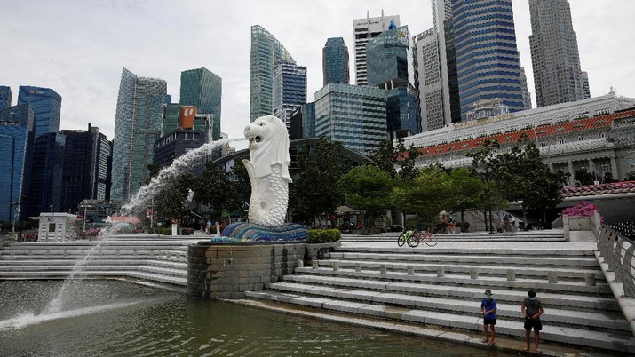 Lonjakan Covid-19 yang terjadi membuat pemerintah Singapura memutuskan untuk memperketat pembatasan sosial warganya. (REUTERS/EDGAR SU)