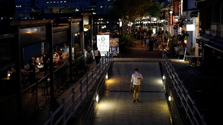 Lonjakan Covid-19 yang terjadi membuat pemerintah Singapura memutuskan untuk memperketat pembatasan sosial warganya. (REUTERS/EDGAR SU)