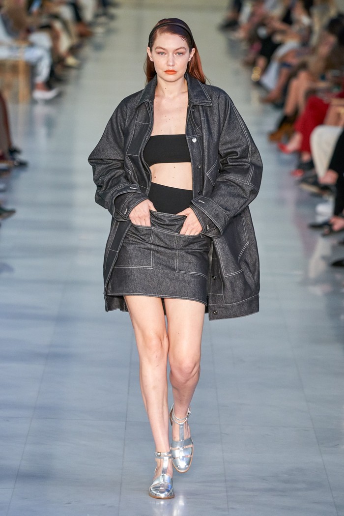 Busana serba denim dipakai oleh Gigi Hadid saat menutup peragaan koleksi Max Mara spring/summer 2022 di Milan Fashion Week. Foto: Alessandro Lucioni/Go Runway/Vogue