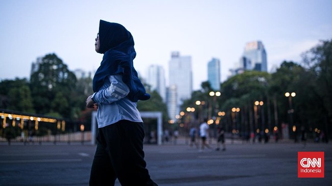Kasus positif Covid-19 di Indonesia bertambah 922 pada hari ini, Senin (4/10). Jumlah di bawah 1.000 kasus itu terakhir terjadi pada Mei tahun lalu.