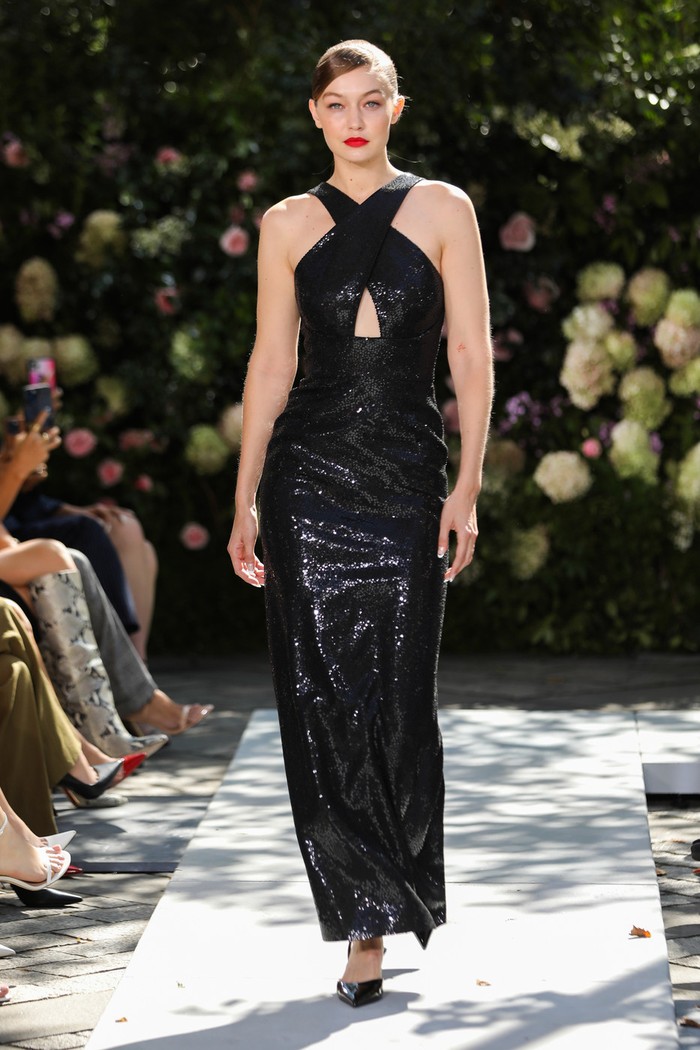 Michael Kors mendaulatnya untuk mencitrakan perempuan glamor dalam busana hitam bahan sequins di koleksi terbaru. Foto: livingly.com/IMAXtree