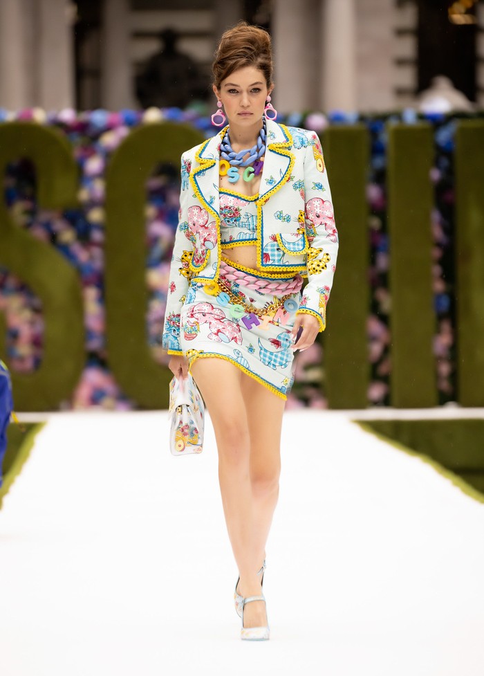Tak hanya glamor, Gigi membuktikan bahwa ia pun dapat memeragakan busana playful seperti lansiran Moschino. Foto: livingly.com/IMAXtree