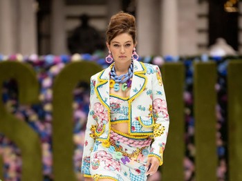 Gigi tampil membawakan dua look di fashion show Versace, salah satunya adalah gaun malam aksen safety pinsFoto: livingly.com/IMAXtree
