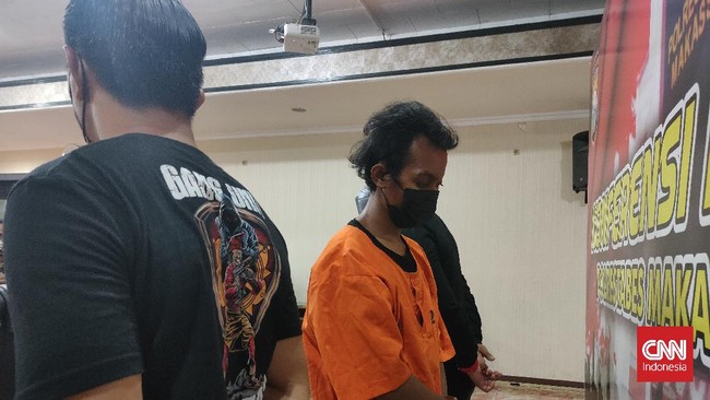 KB (22) membakar mimbar masjid di Makassar dengan menggunakan sajadah. Setelah membakar, pelaku melarikan diri.