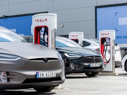 Hacker Remaja Ini Sukses Retas Puluhan Mobil Tesla