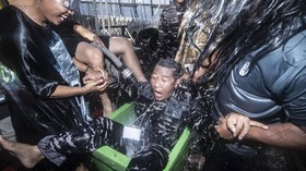 FOTO: Prosesi Mandi Khatulistiwa di KRI Bima Suci