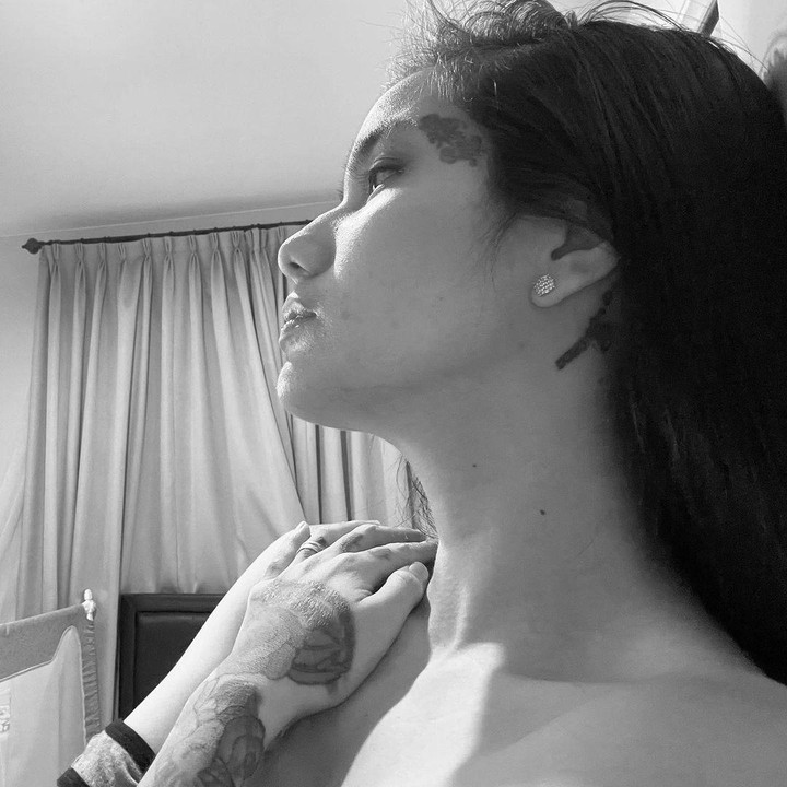 <p>Sudah tahu, tato bagian mana saja ya yang dihapus oleh Sheila? Ada perbedaan yang Bunda lihat? (Foto: Instagram @itssheilamj)</p>