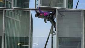 FOTO: Aksi 'Spider-Man Prancis' Panjat Pencakar Langit Paris